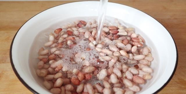 花生米还可以这样做,香酥暄软又多层,外面花钱学不到,太香了!