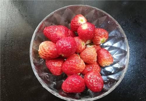 果酱|它入口即化，不用蒸不用烤，买盒酸奶就能做，零厨艺手残党也能做