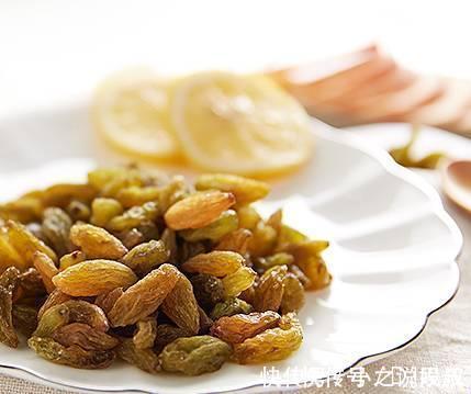 体虚贫血者|葡萄干这样子吃效果翻倍,能抗衰老防癌,美白养肝,知道的人不多