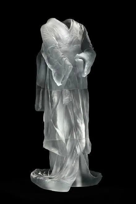 时装秀|艺术家用500斤玻璃做出重磅婚纱，惊艳时装秀，网友吐槽透明的怎么穿