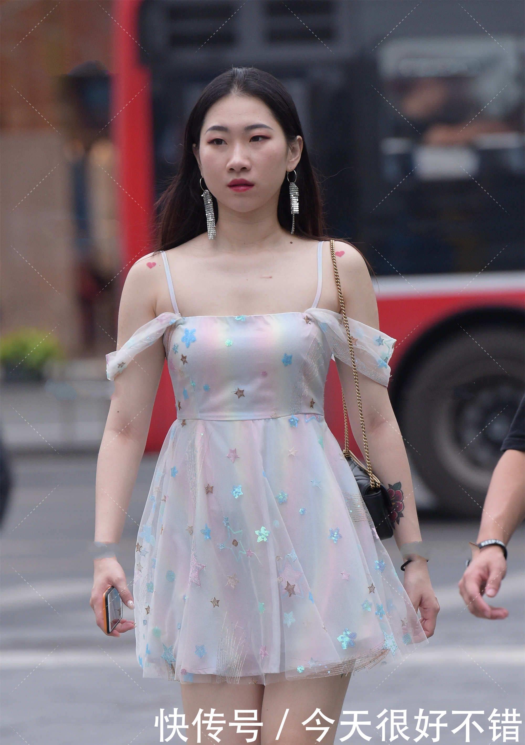 仙气十足|人鱼姬炫彩连衣裙，配上网纱材质，打造仙气十足的氛围