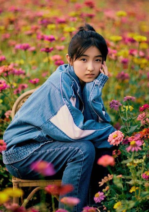 天生带妆脸的女生,脸上都有这4个特征,素颜就像化了妆一样