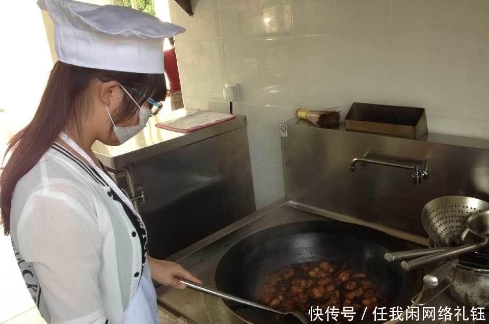  为什么厨师炒菜时灶台旁边的水管总开着的