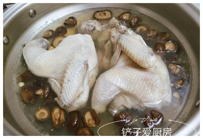 炖鸡汤需要焯水吗这步做错了,鸡肉发柴,放再多的料也不好喝