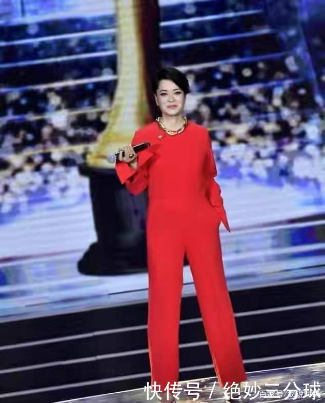 57岁毛阿敏真敢穿,大红连体裤配大金链子,不仅不俗还很高级