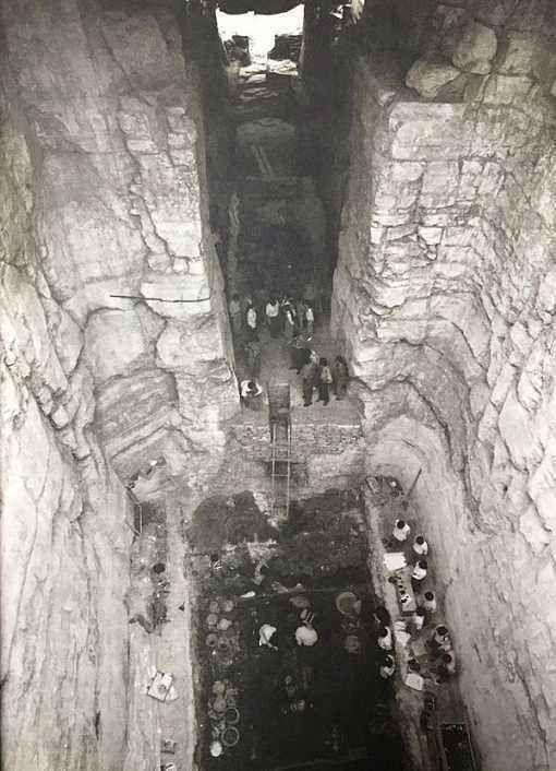 炸山|炸山发现神秘石坑,25年后挖出840平米大墓,出土1件逆天“面具”