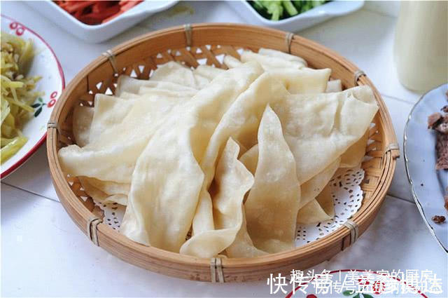 又薄又软的水烙馍，其实很简单，不用煎不用烙，卷菜卷肉都好吃！