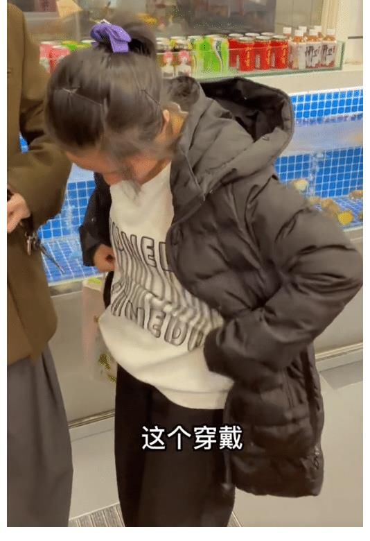 李勒優(yōu)被城市媽媽嫌棄，穿搭被嘲80歲，網(wǎng)友：這是暗示要買新的