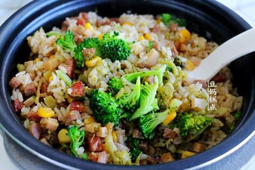 懒得做饭，就这样焖一锅好了，有菜有饭适合全家老小