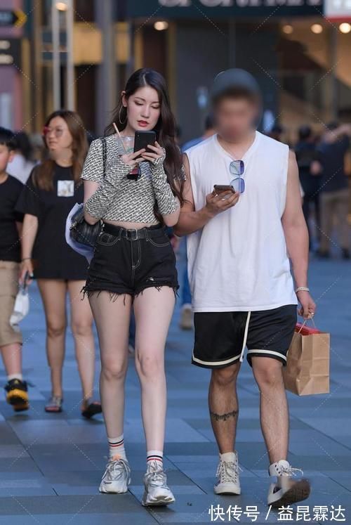 字母|字母印花T恤,搭配同花纹手套护臂,高级又防晒