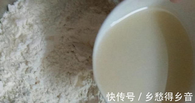 蒸馒头时,别只放酵母和白糖试一试加一点它,馒头蒸出来才香软!