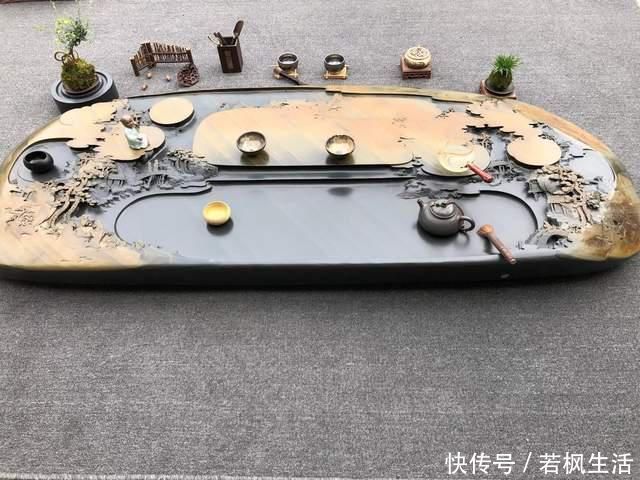 石头@真正的“难得一见”，把长近2米的石头刻成山水画，还制成了茶盘
