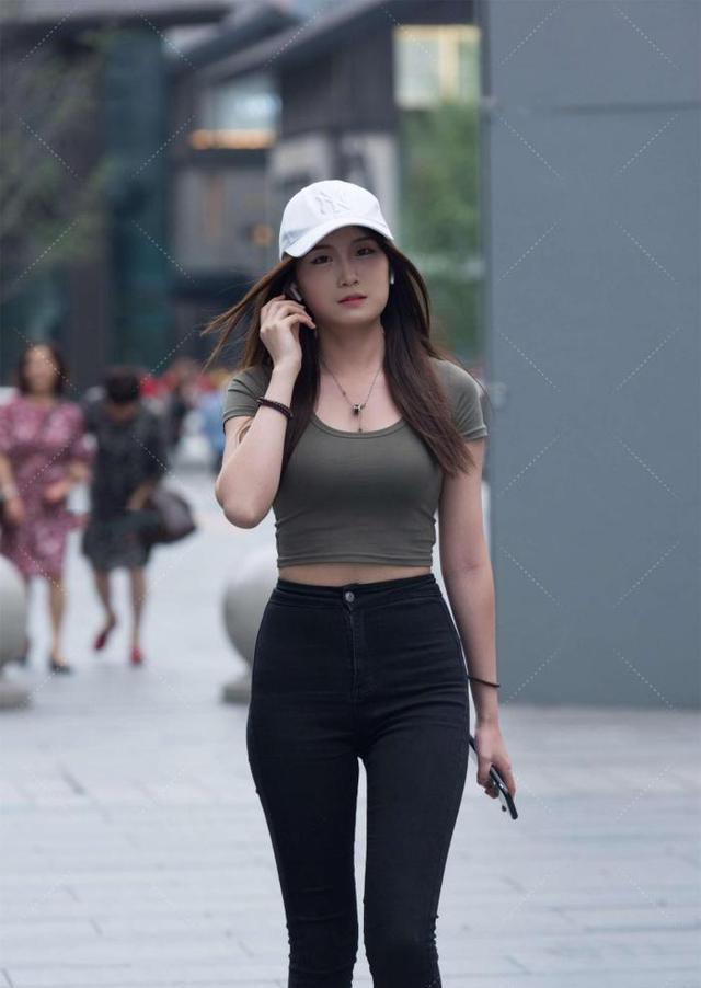 小脚 深褐色圆领衬衫，搭配黑色小脚裤，头顶棒球帽，帅气迷人