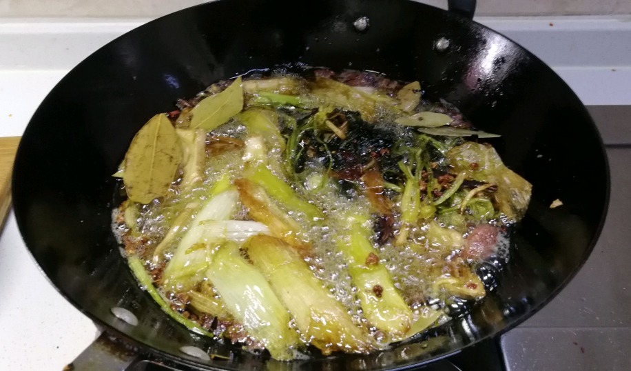 大厨炒菜,出锅前为啥加明油,啥是明油难怪炒啥都香,教你做法