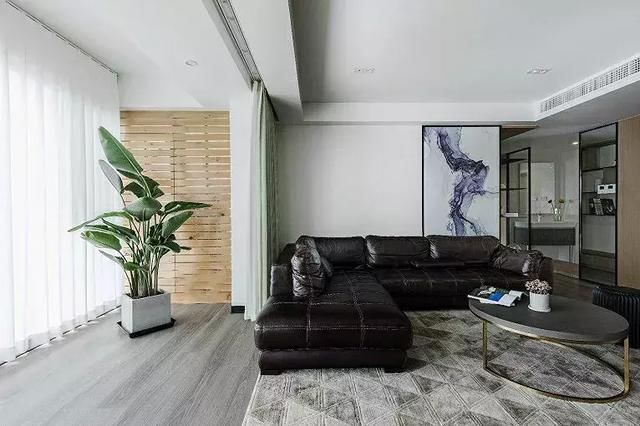 阳台|客厅连接阳台,要不要装隔断门?幸好我精明,一锤下去赚了好几万