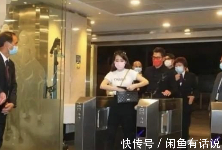 元素|方媛不愧是天王嫂，印花T恤配小黑裤也穿出高级感，气质都升华了