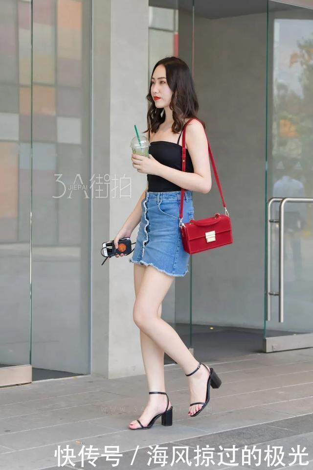 街拍简洁大方的小姐姐,黑色的吊带穿搭很动人!