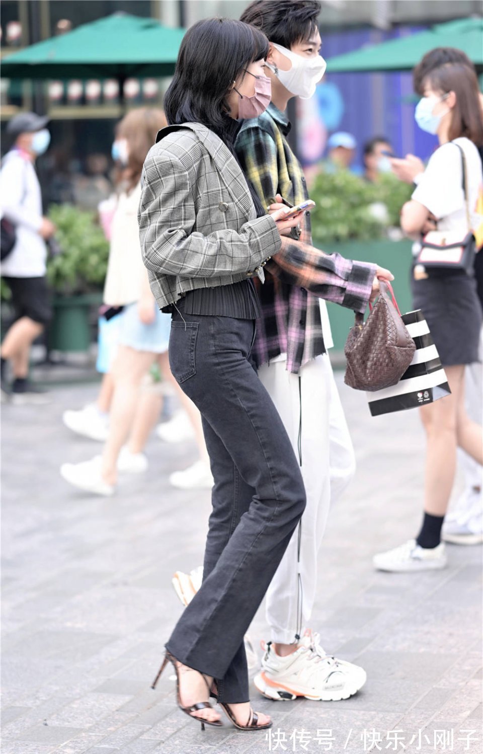 搭配|秋天的时尚美女,选择牛仔裤逛街,总要搭配出一点特别的味道