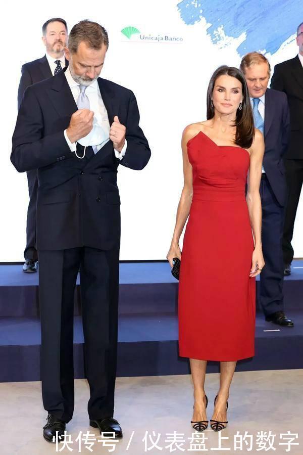 西班牙王后尴尬了，穿上万元抹胸连衣裙，却被老气“蜘蛛鞋”抢镜