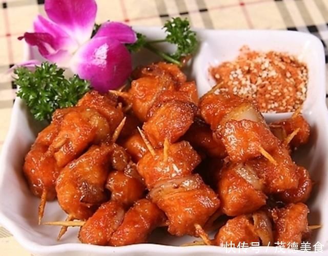 做牙签肉时,别着急下锅炸,多加这一步,外酥内嫩,酥香可口