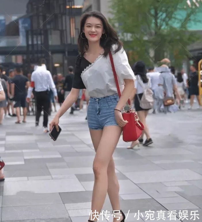 桃花|一点丹唇樱桃蔻,一抹腮红桃花妆,如出水芙蓉般的牛仔短裤穿搭