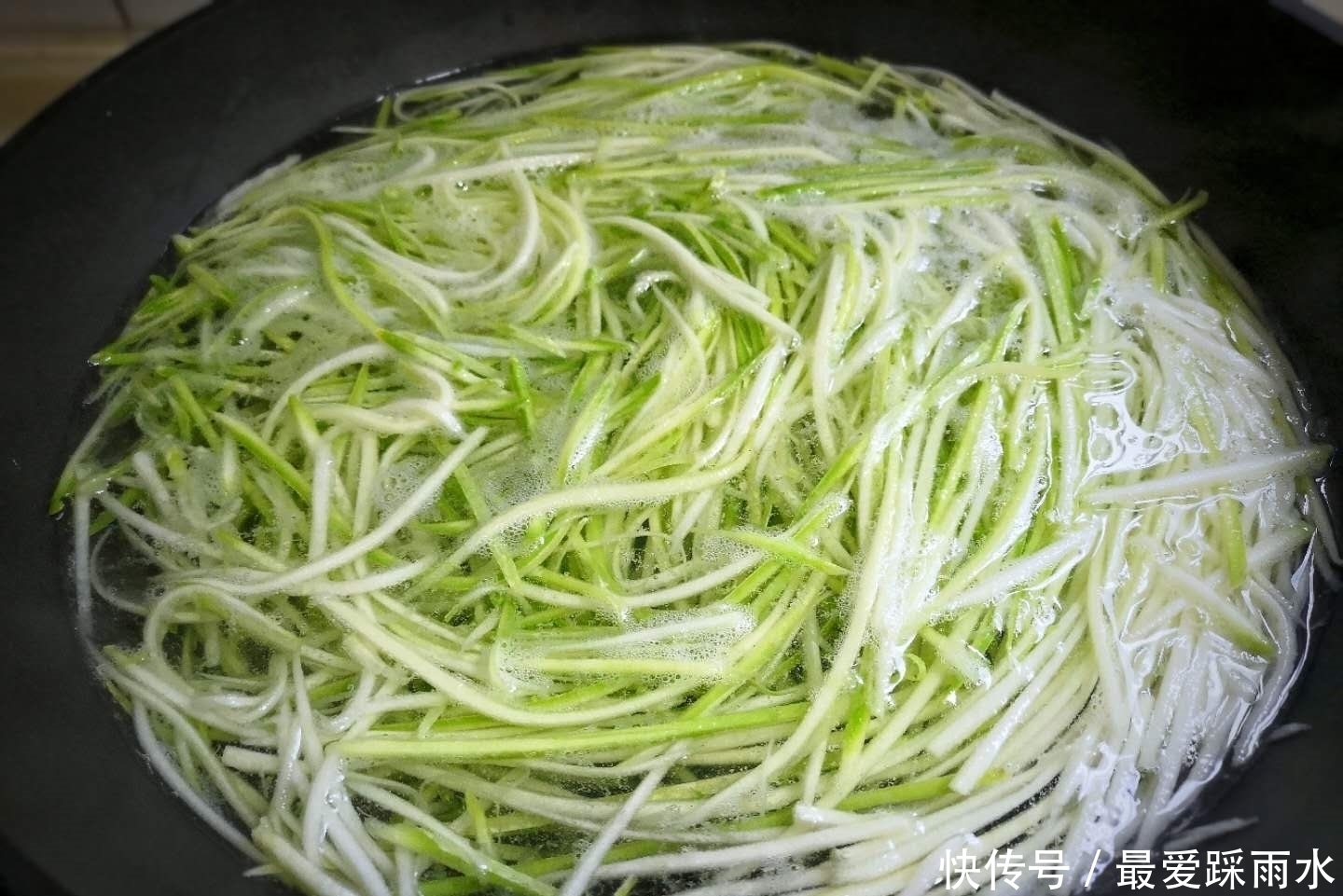 秋天吃这菜正当季,一斤2块钱,洗洗拌拌就能吃,女人常吃皮肤好