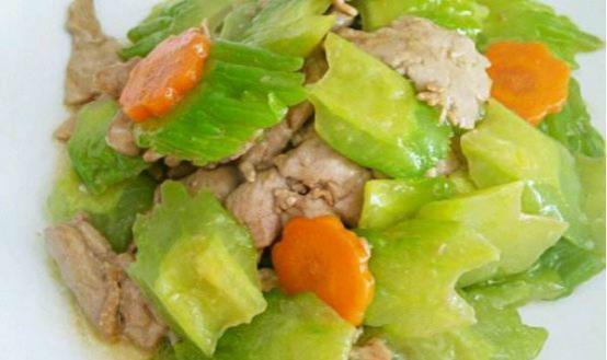 一些不油腻的家常菜是美味的,它们又嫩又多汁,它们是在家里做的