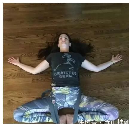 骨盆|仰卧束角式每天躺几分钟,放松身心,打开髋部,好处多多