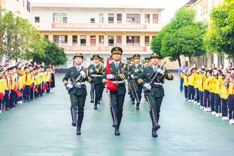 活动|【爱国主义教育】“嘉应学院国旗护卫队”走进人民小学遵宪校区开展活动