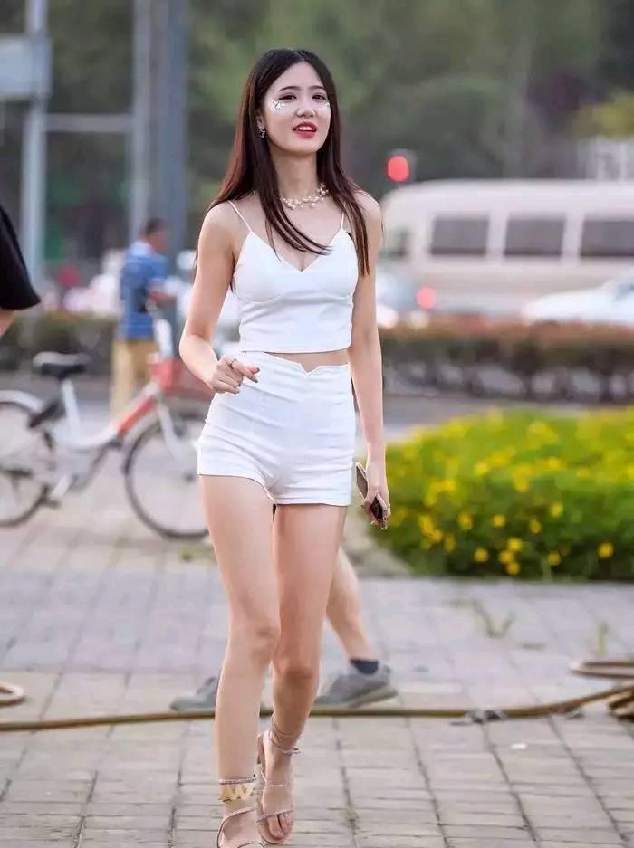 带子 吊带背心搭配牛仔短裤,清爽舒适,大长腿展露无遗!