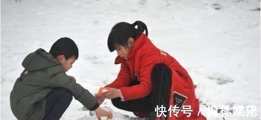 弟弟|姐姐拥抱弟弟的瞬间,感动了多少网友,二胎家庭非常和睦