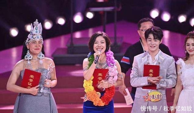 她是星光大道的冠军,曾登央视春晚,如今却在香港街头卖唱