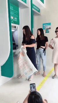 |搞笑GIF:我都不敢这么p,她却敢这么长!