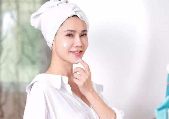 为啥有的女生从不长“黑头”坚持这3习惯，让你远离“草莓鼻”