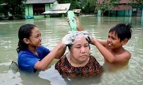 |搞笑图片幽默段子笑话哈哈,兄弟你也是挺拼的,直接躺地上了