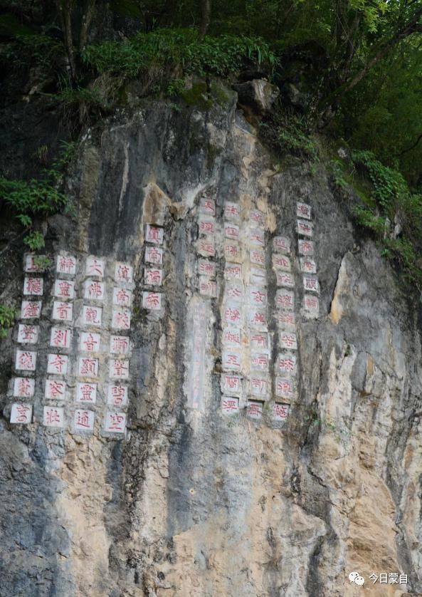 老尹|这座“嵌”在悬崖峭壁上的寺庙，风景如画，令人沉醉