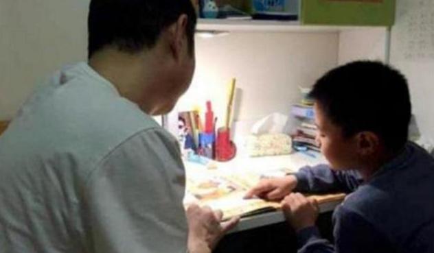 人才|8岁儿子“奇葩”造句,爸爸看了想打人,老师却给满分:人才