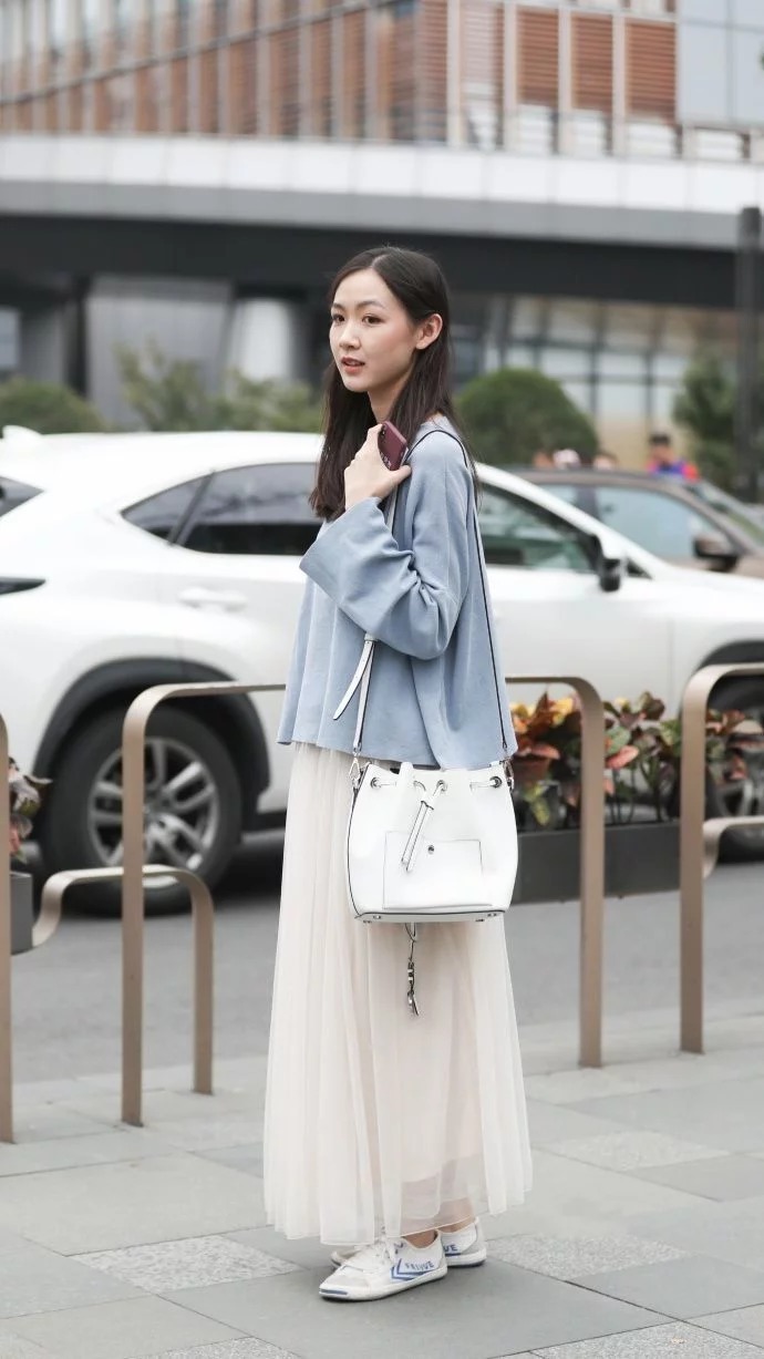 街拍:美女身穿个性上衣,时尚又亮丽,尽显高贵气质