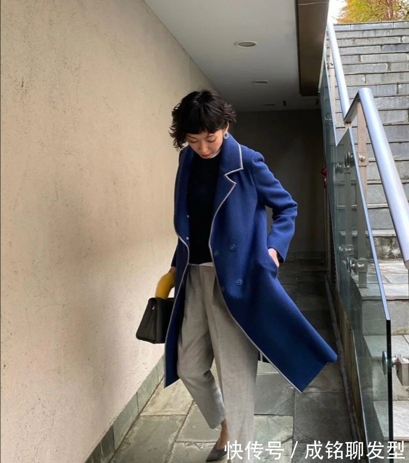 大衣|建议四五十岁的女人试试蓝色大衣!裤子、裙子随便搭,减龄又高级