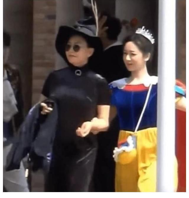 蔣欣以樊勝美一角錄萌探，摟著楊紫說(shuō)有歡樂(lè)頌?zāi)俏读?
onload=