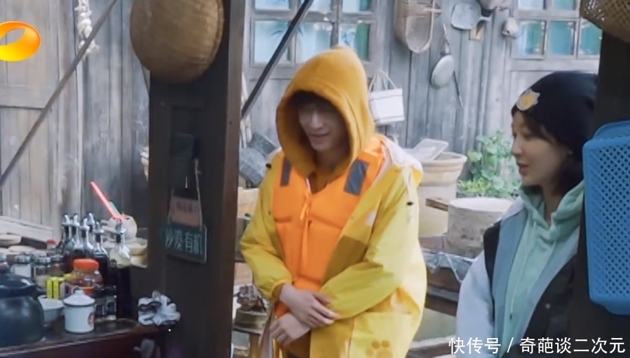 杨紫 牵手?搭肩?张艺兴和杨紫,你们现在都不避人了吗?