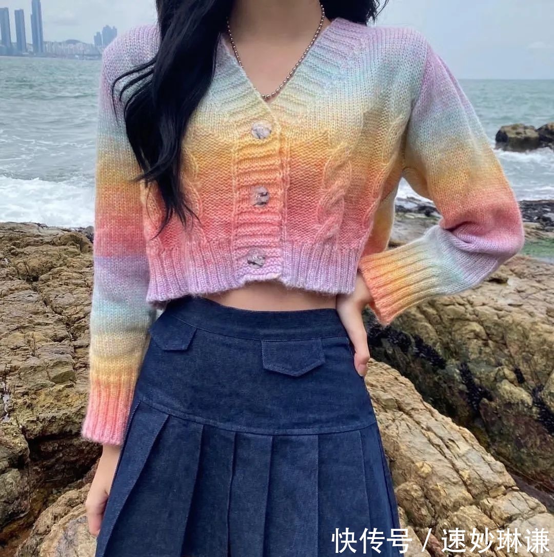 短上衣 + 高腰下装,今春流行这么穿