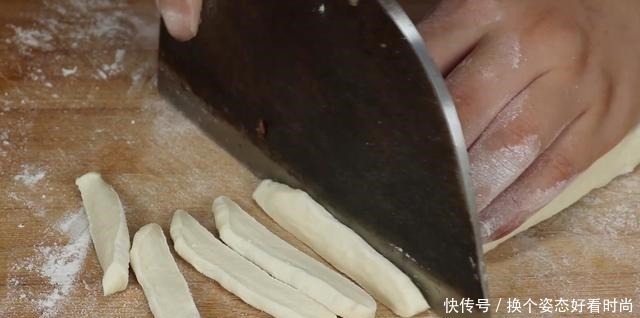 喜欢吃面条别再手擀了,教你懒人做法,爽滑劲道,一大碗不够吃
