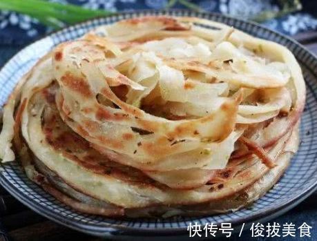 烙饼时，有人烫面有人抹油教你1招，饼松软香酥口感好，不发硬