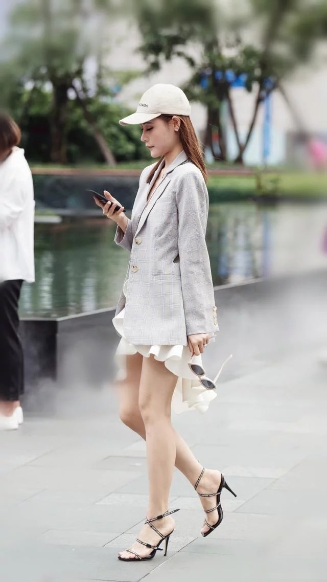 街拍:小美女无袖上衣配白色裤子,色彩运用十分娴熟,让人惊艳