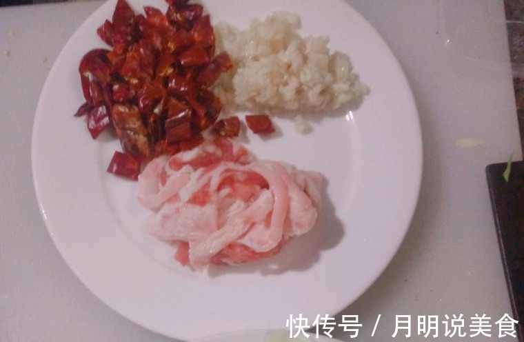 为啥饭店里的手撕包菜又香又脆学会几个技巧，在家也能做得好吃