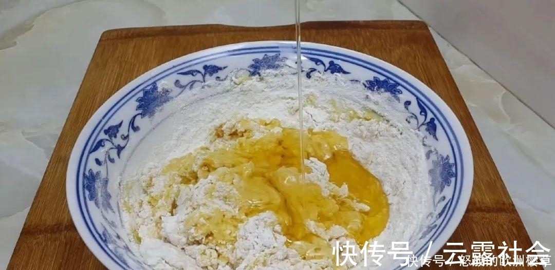 面包这样做才好吃，加4个鸡蛋，比蛋糕简单好吃，没烤箱也能成功