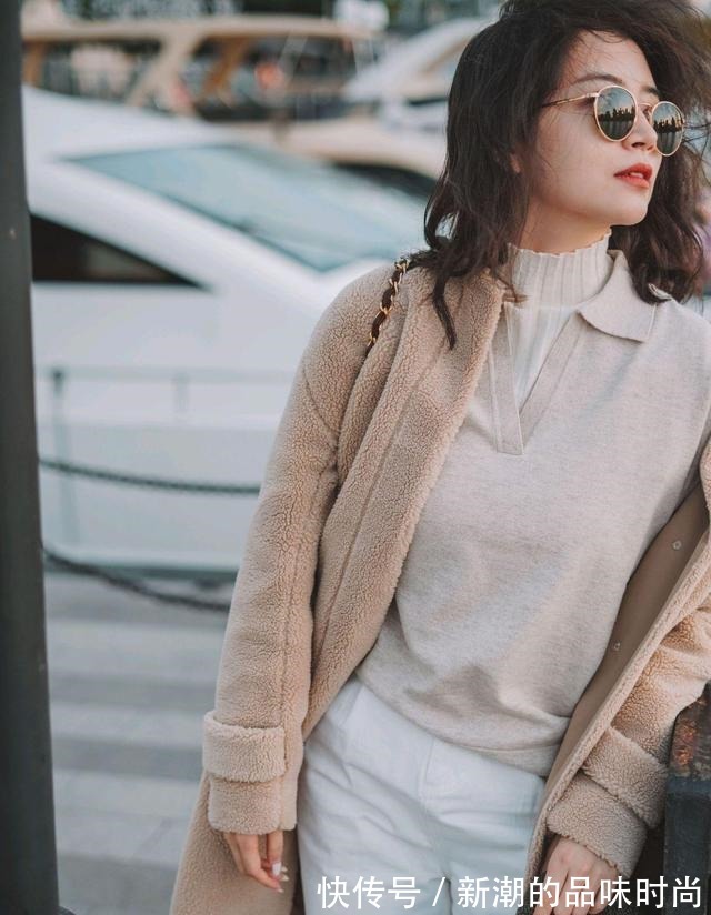 视觉效果 跟着时尚博主学穿搭,毛茸茸的卡其色外套配白裤,温柔简约又时尚!