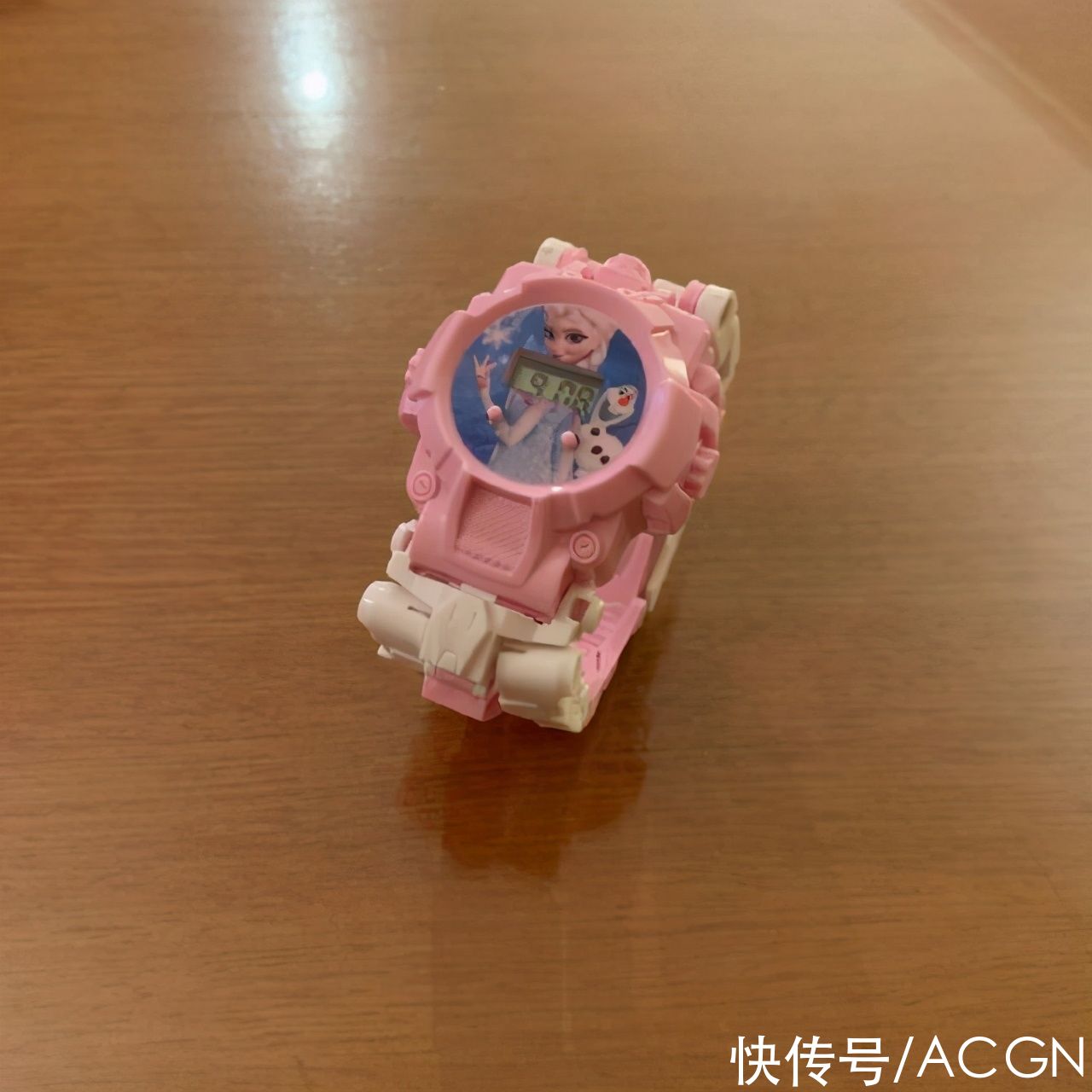 正版|艾莎女王也有奇葩周边？看着跟变形金刚似的，好像还是正版的