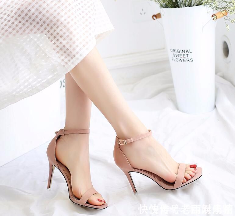 撩人|美不美就看一双腿,一字带细高跟凉鞋,性感撩人尽情摇曳 !
